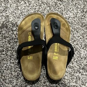 Black strap Birkenstock (in great condition)